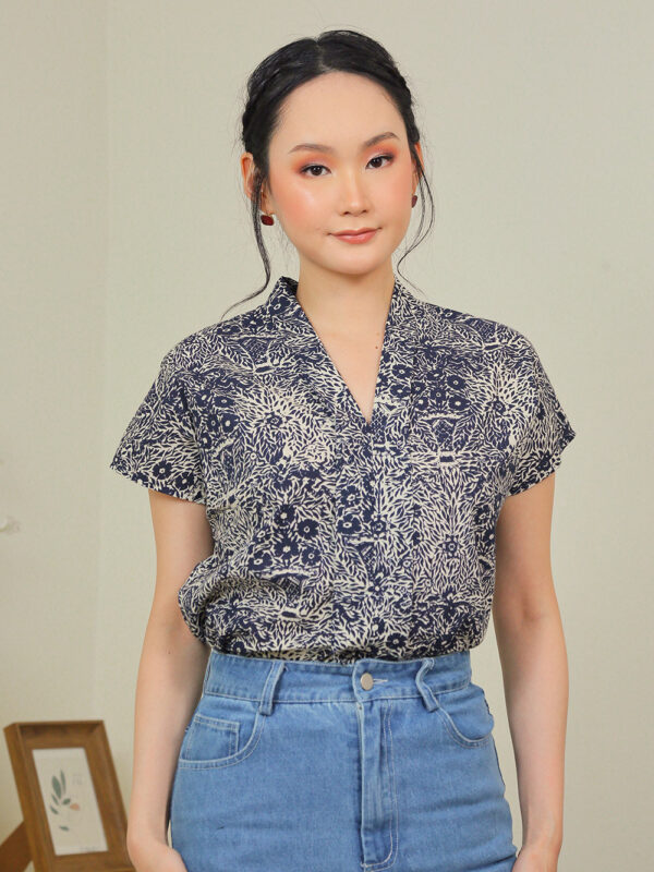 Addie Kimono Floral Blouse in Navy Ivory