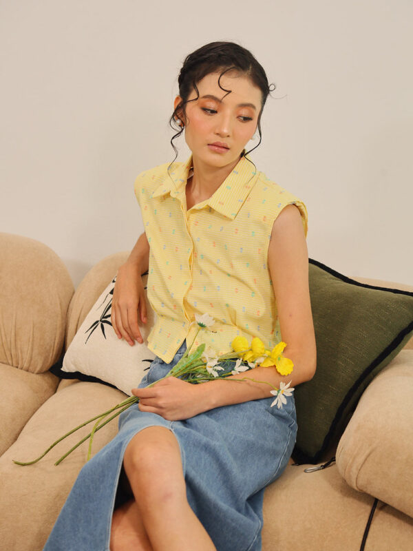 Amina Sleeveless Shirt in Yellow Gingham Top
