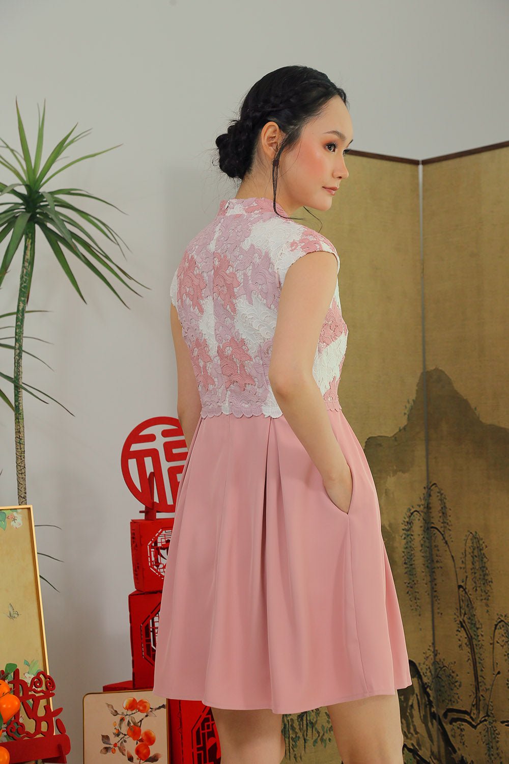 Meilyn Lace Cheongsam Dress in Blush Rose - Imej 7