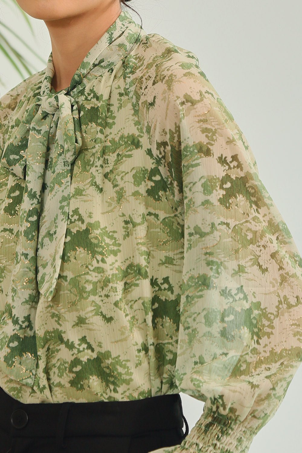 Aureline Tie-Neck Blouse in Moss Green Floral – Bild 2