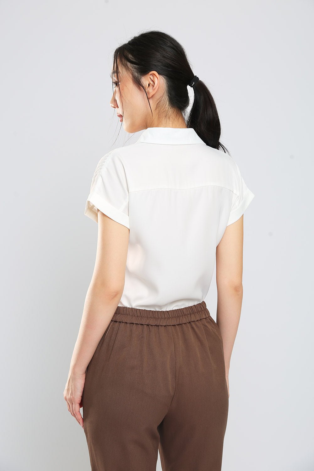 Yumi Button Down Shirt in White - Imagen 4