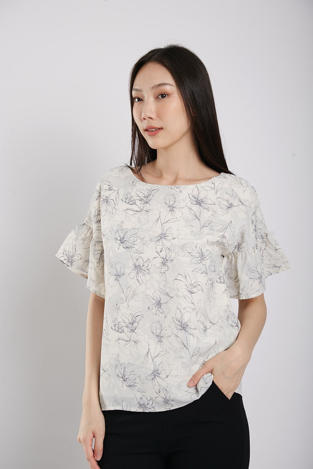 Ayumi Blouse in White Floral Prints - Imej 2